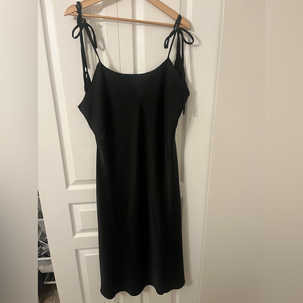 Sleek Black Tie-Back Midi Dress - Picture 4 of 5